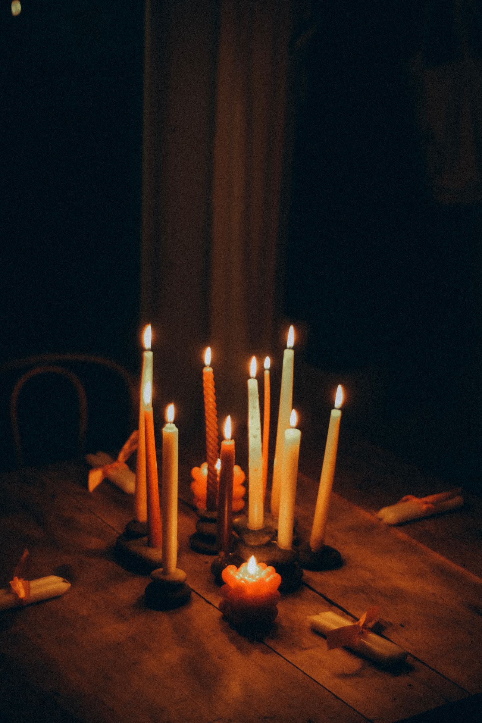 Bougies allumees dans une ambiance calme le soir