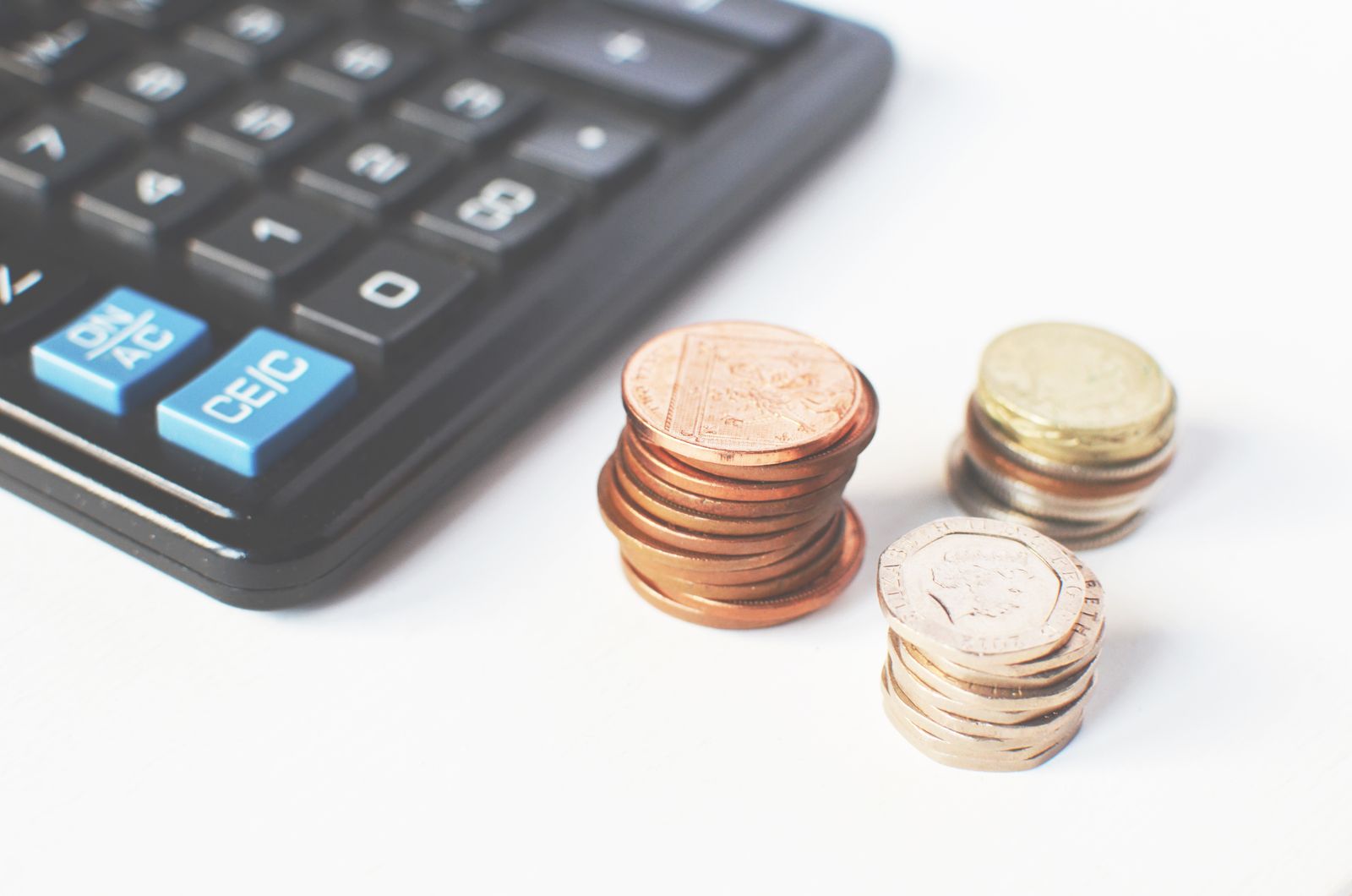 Calculatrice et pieces de monnaie sur une table