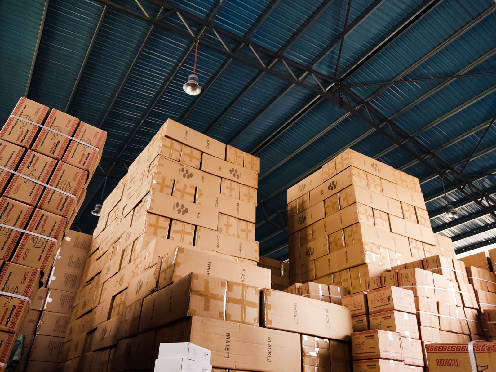 Entrepot avec cartons empiles