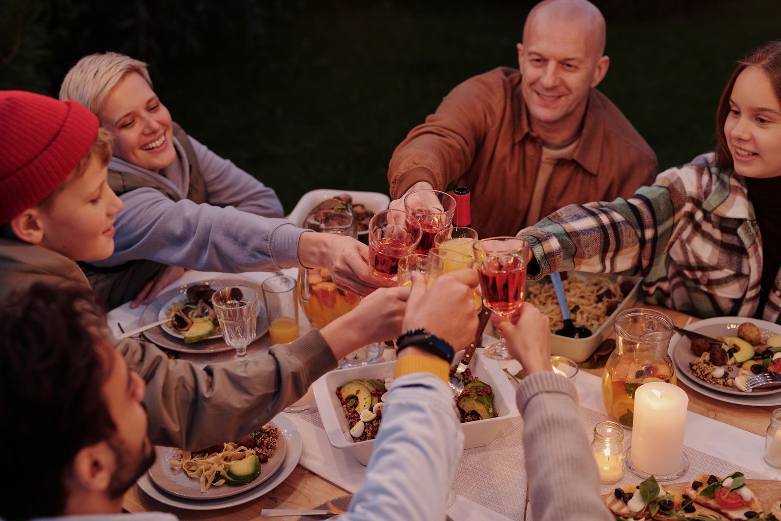 Famille reunie autour d'un repas de fete