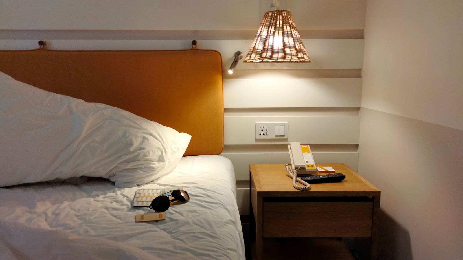 Lit prepare pour la nuit avec lumiere tamisee