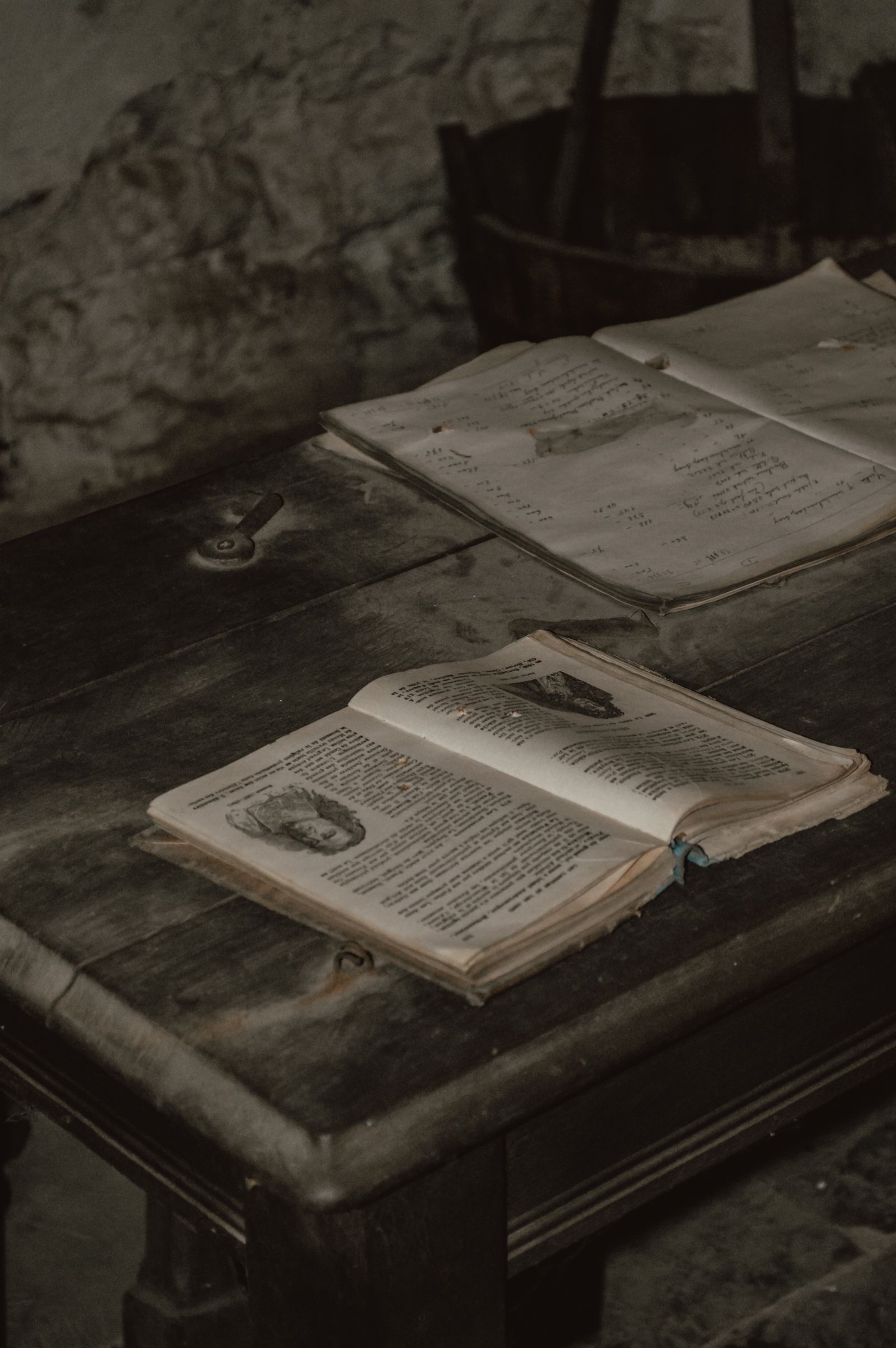 Livre religieux ancien ouvert sur une table en bois