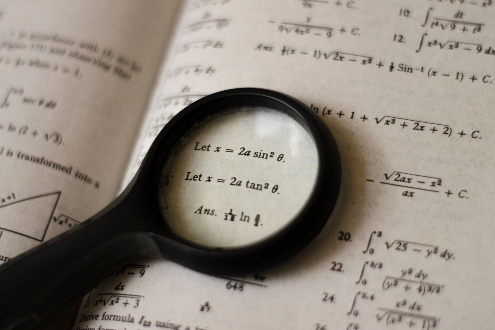 Loupe posee sur des pages de texte