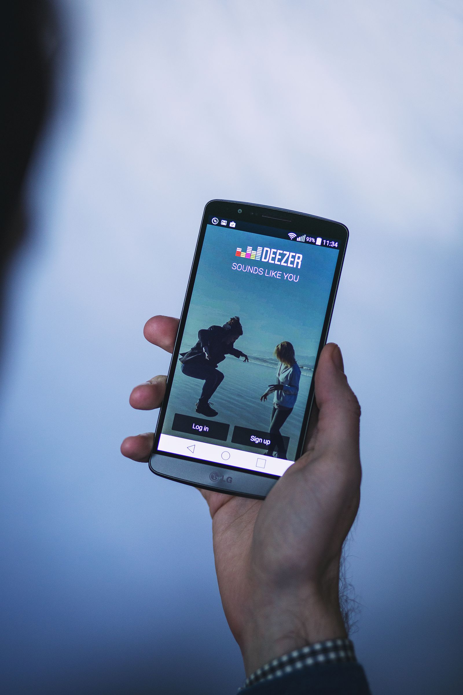 Mains tenant un telephone avec une application de calendrier