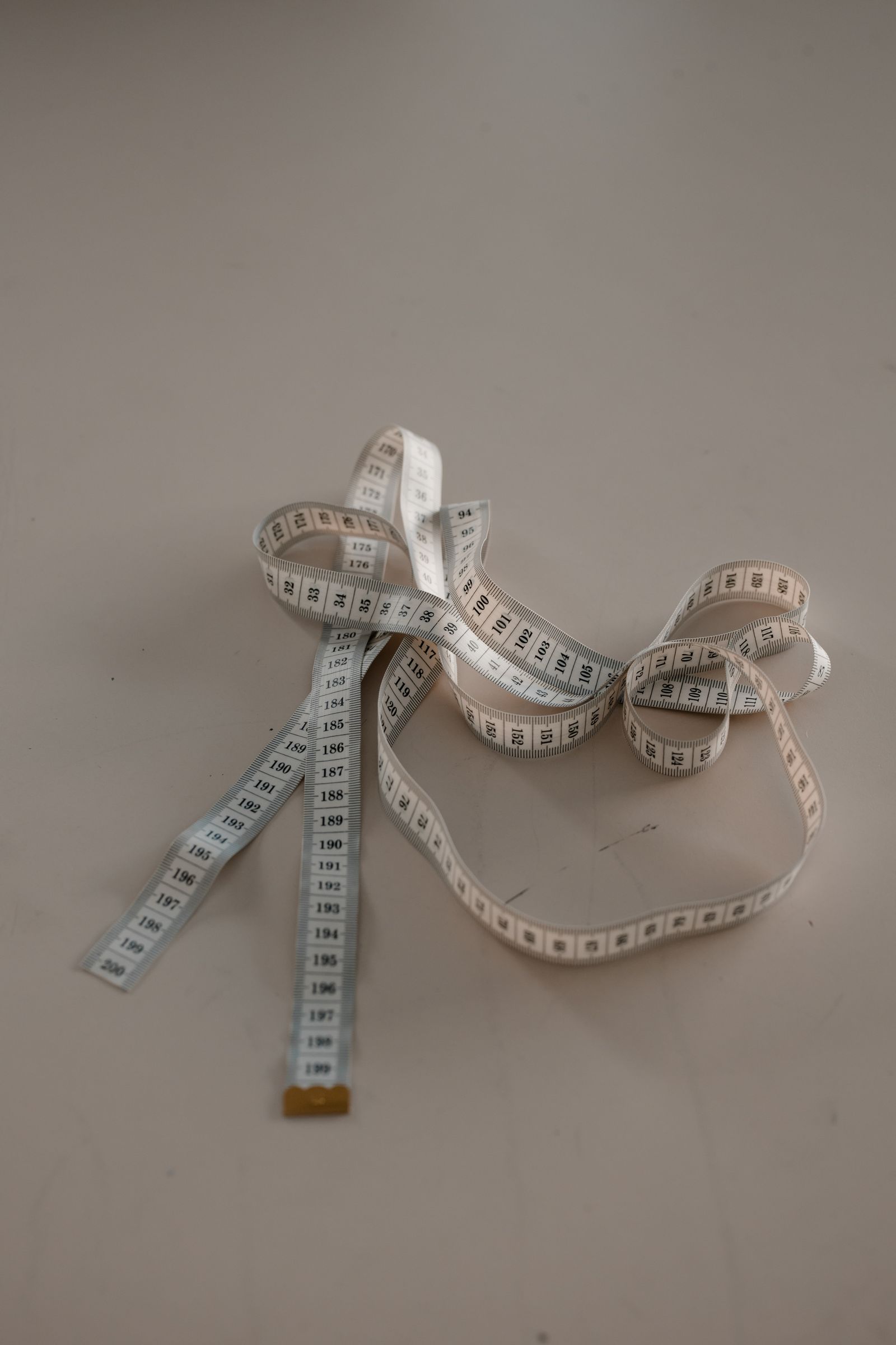 Metre ruban de couturier sur un tissu