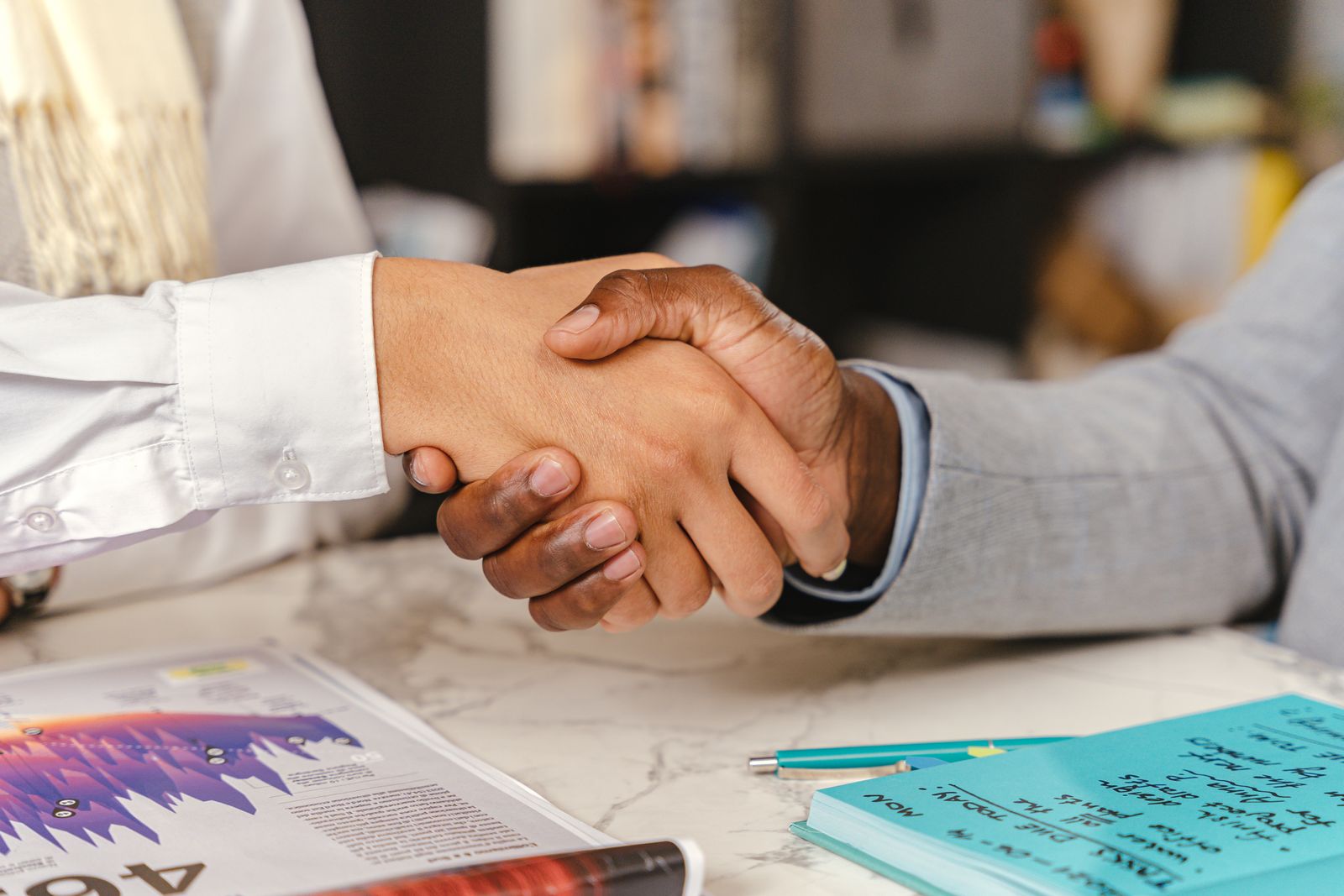 Personne en negociation commerciale avec une poignee de main