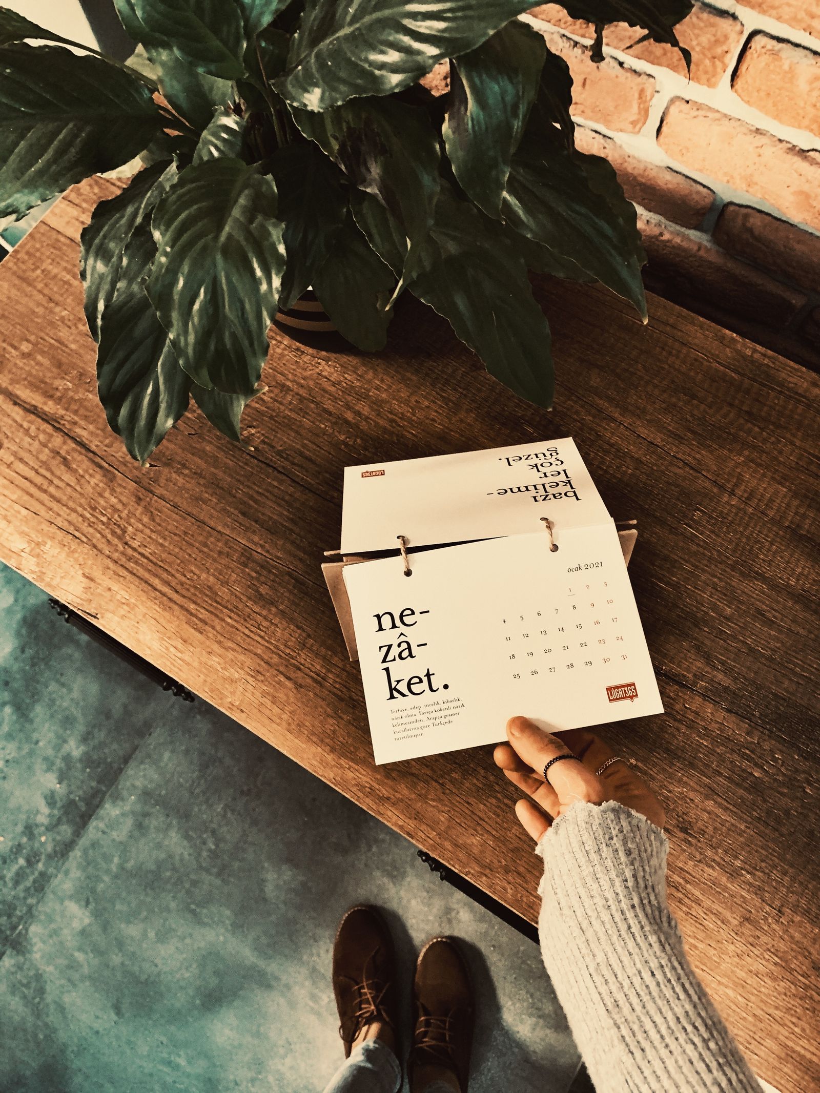 Pages de calendrier et croissant de lune