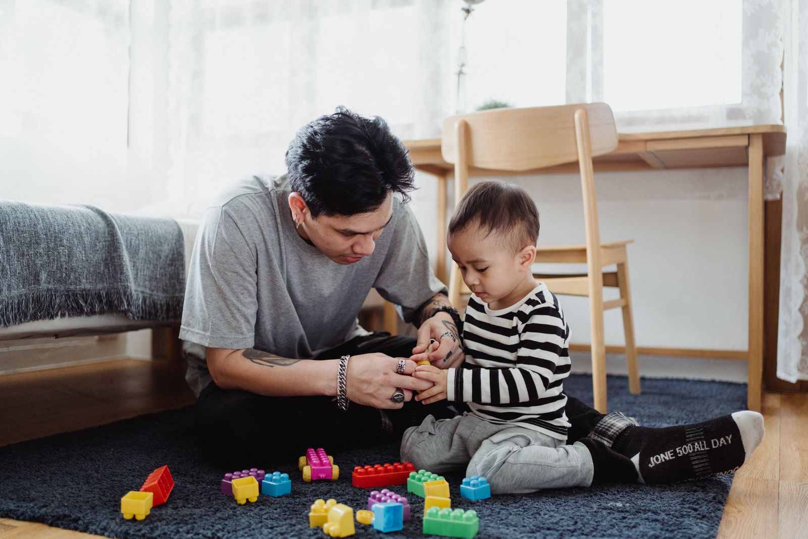Parent et enfant assis ensemble au sol