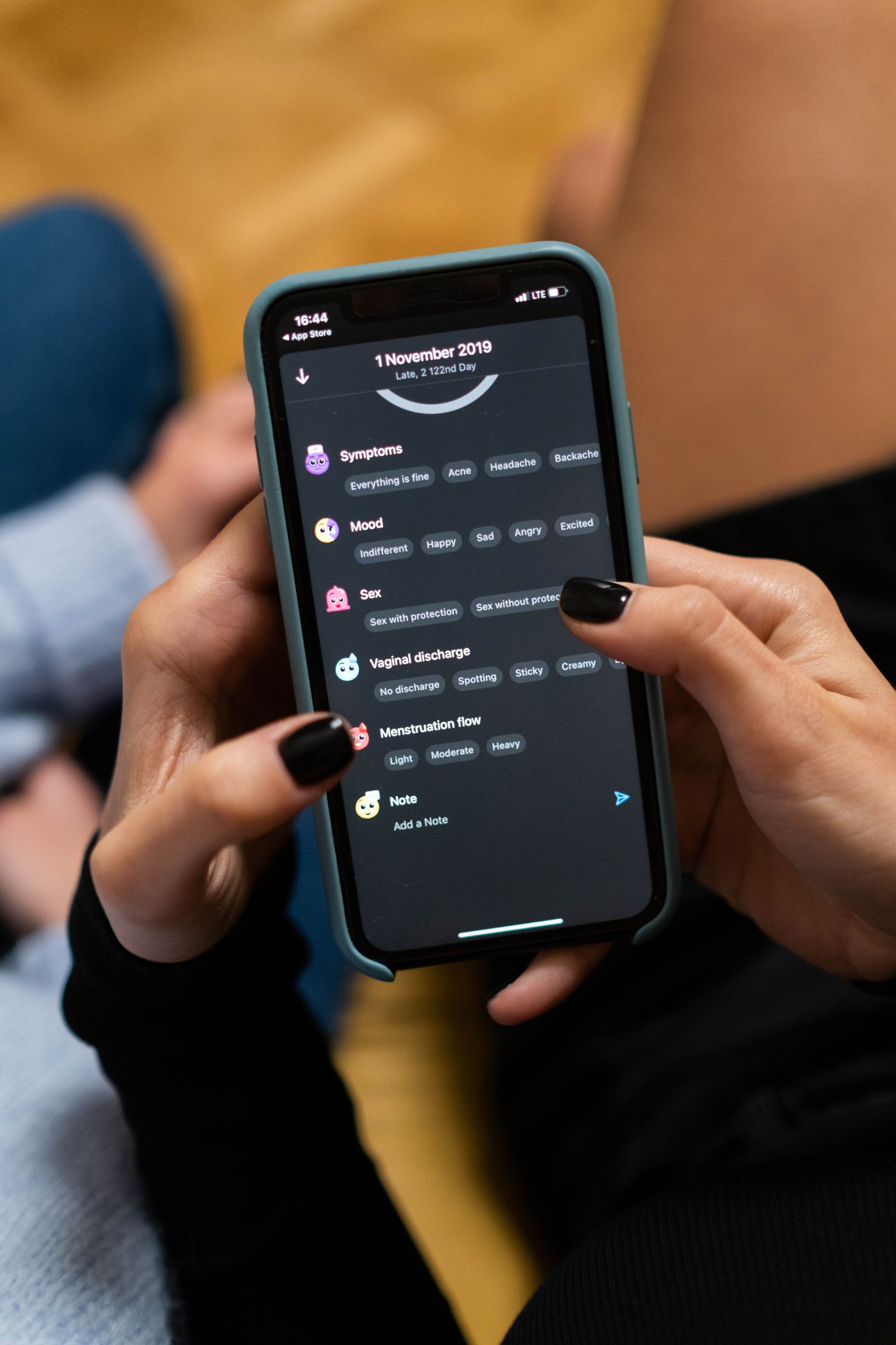 Personne consultant une application sur son telephone
