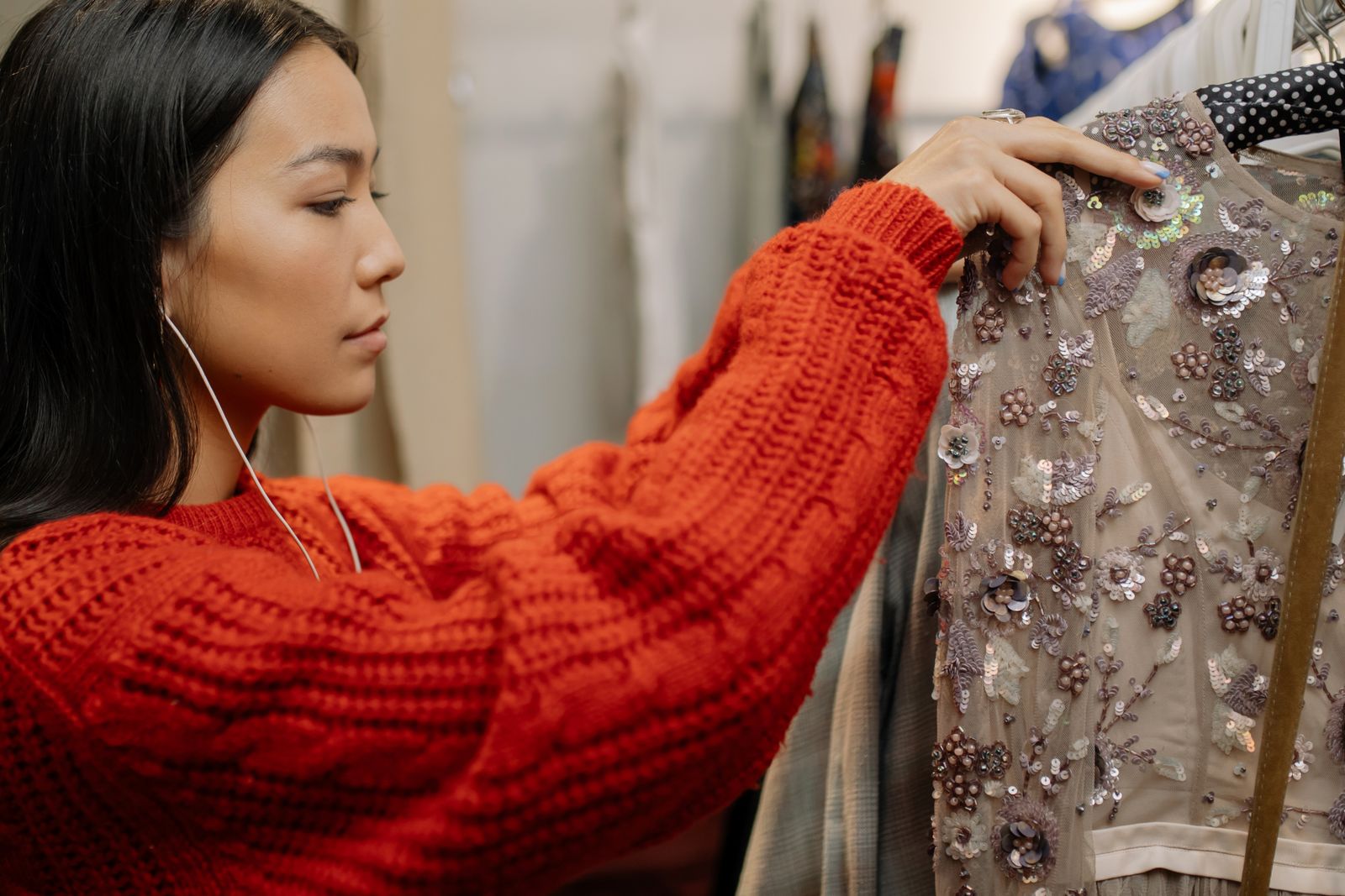 Personne choisissant un tissu dans une boutique