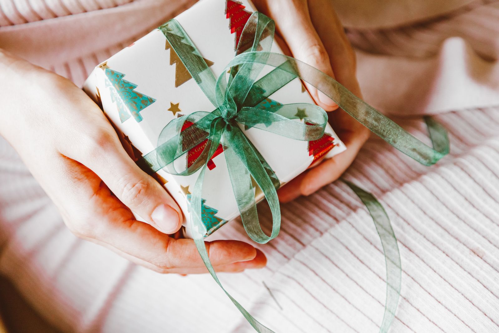 Personne emballant un cadeau avec soin