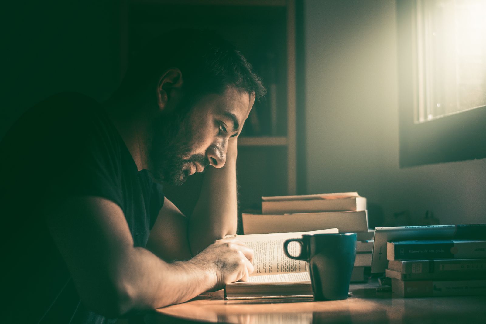 Personne lisant un livre religieux avec attention