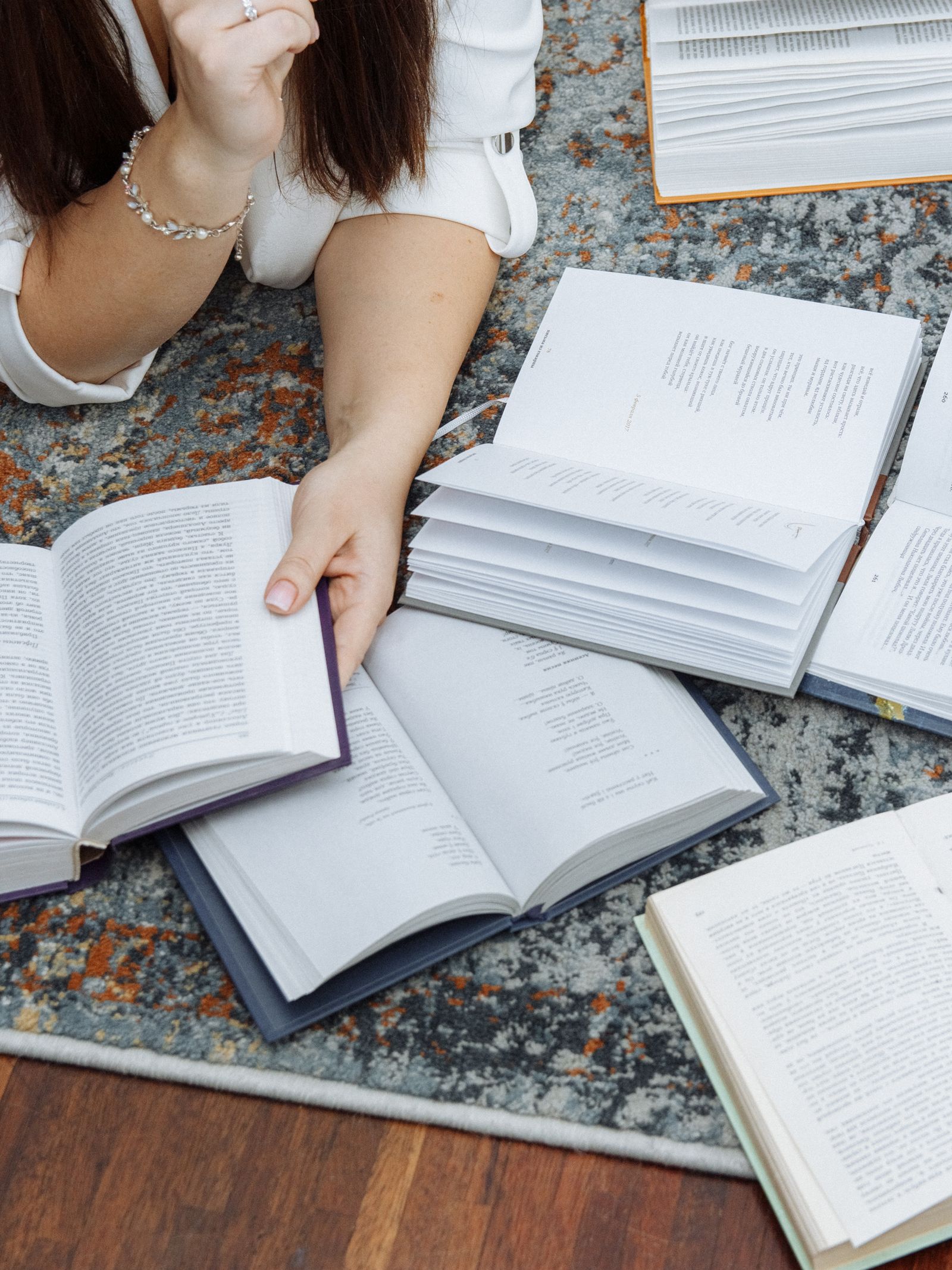 Personne consultant plusieurs livres sur une table
