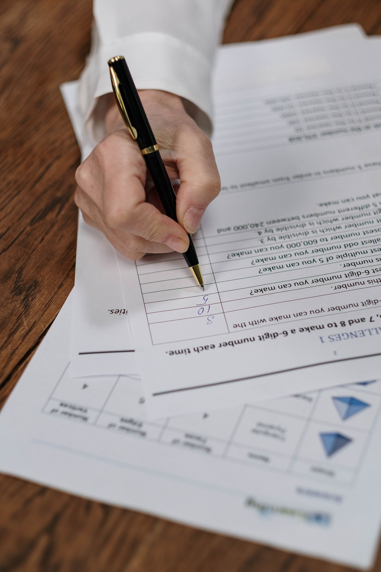 Personne verifiant des documents commerciaux