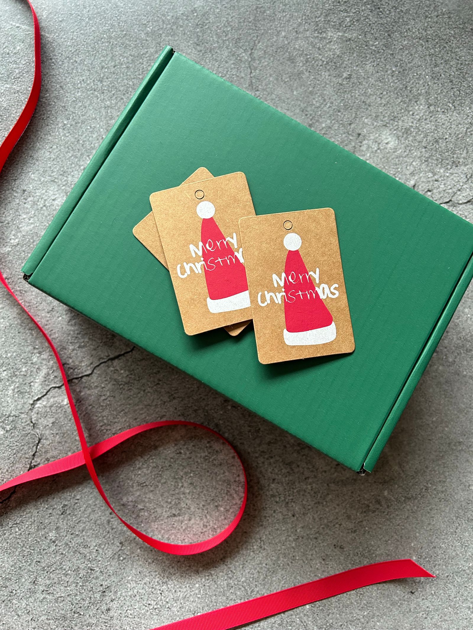 Ruban et etiquette cadeau sur une boite