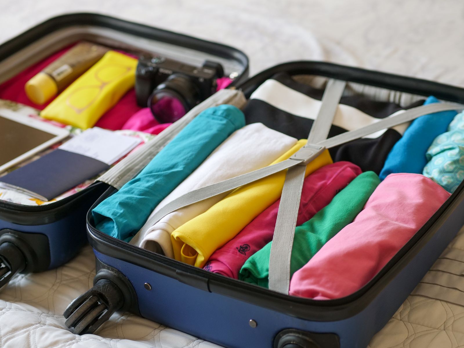 Sac a dos ouvert avec affaires de voyage