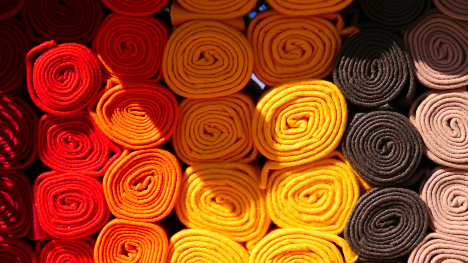 Tissus colores empiles dans une boutique