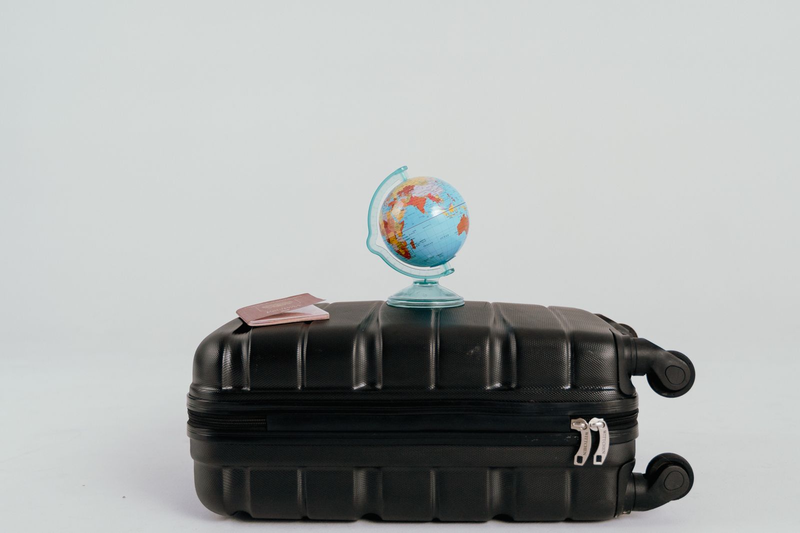 Valise et carte de voyage sur une table