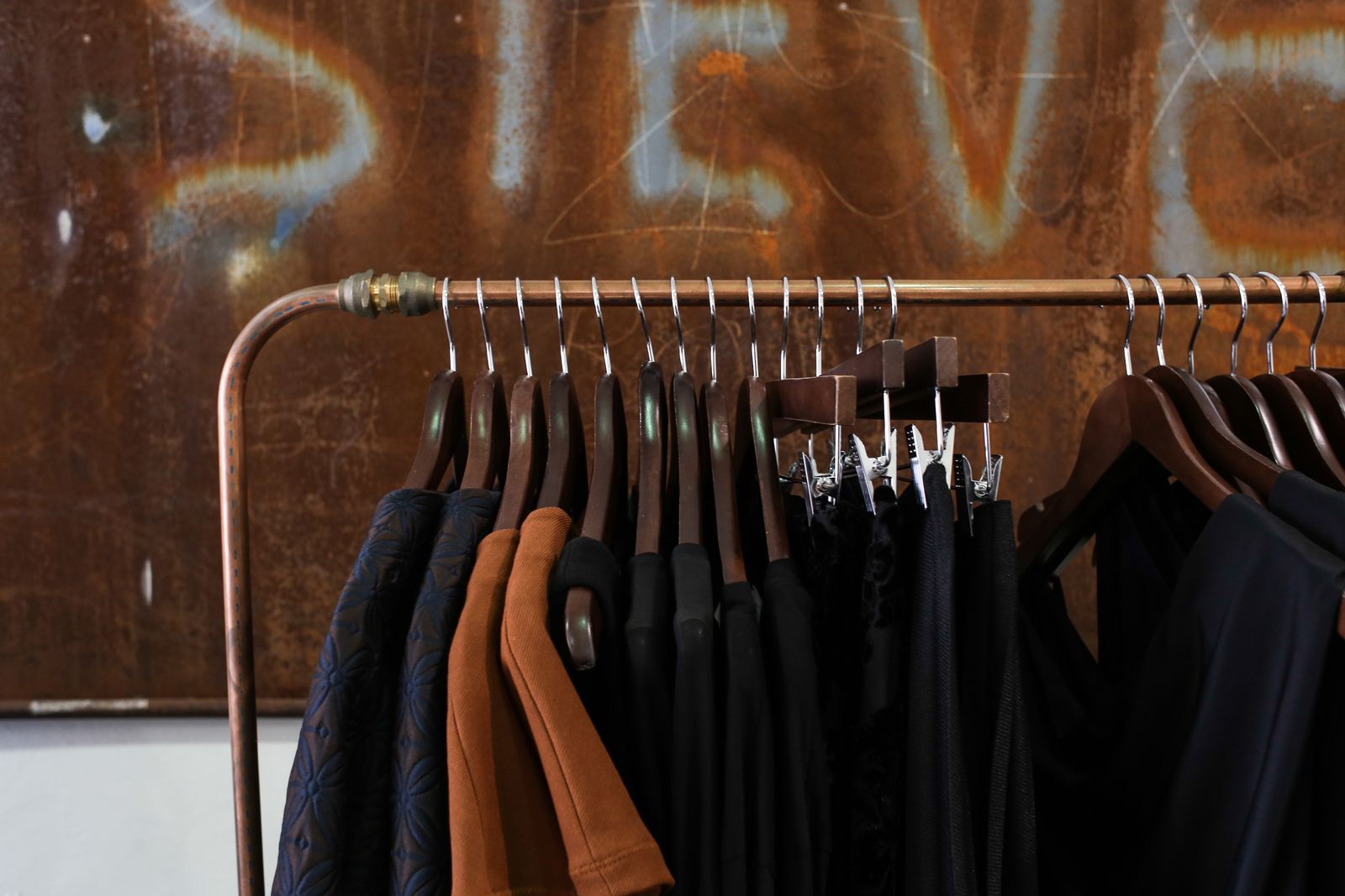 Vetements traditionnels suspendus sur un portant